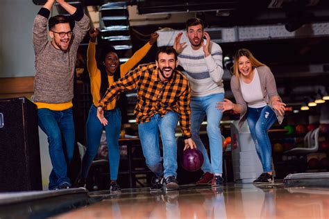 Céges csapat bowlingozás közben