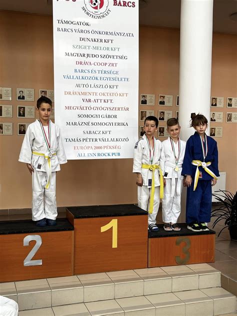Különböző sportágakban érmet szerzett diákok csoportképe