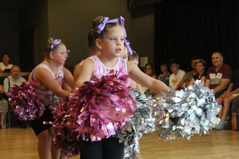 Mazsorett versenyzők botokkal és pomponokkal