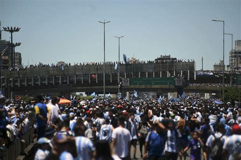 Argentin szurkolók ünneplése Buenos Aires utcáin