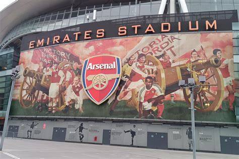 Az Emirates Stadion és az Arsenal logója