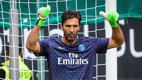 Gianluigi Buffon a Paris Saint-Germain mezében