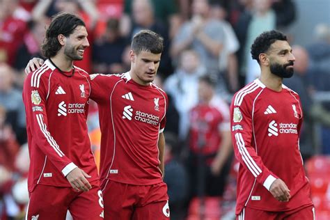 Manchester United és Liverpool csapatlogók egy rangadó előtt