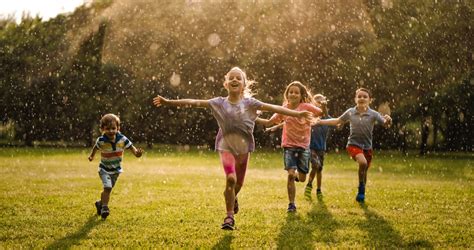 Gyerekek lábteniszeznek léggömbbel