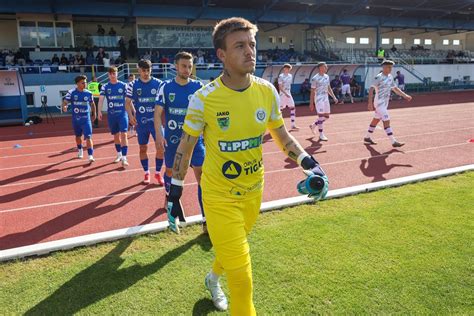 Tatabánya szurkolók kék-fehér zászlókkal és molinókkal a lelátón