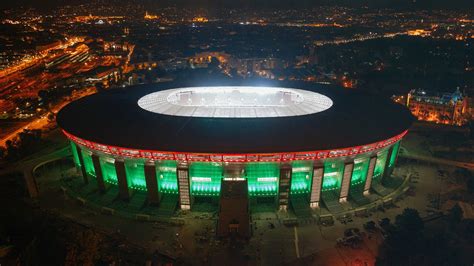 Szurkolói sálak a magasban a stadion kivilágított lelátóján