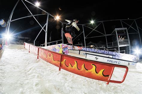 Street snowboard versenyzők akcióban egy Rail Jam eseményen