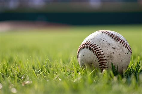 Baseball pálya felülnézetből, jelölve a belső és külső mezőt, valamint a bázisokat és a dobódombot