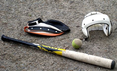 Baseball felszerelés: kesztyű, ütő, labda és elkapó maszk