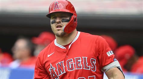 Mike Trout, az MLB egyik kiemelkedő játékosa mezben, ütőállásban