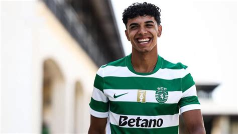Joao Simoes akcióban a Sporting CP színeiben