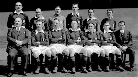 Az Arsenal FC alapító csapata Herbert Chapman ül a középpontban