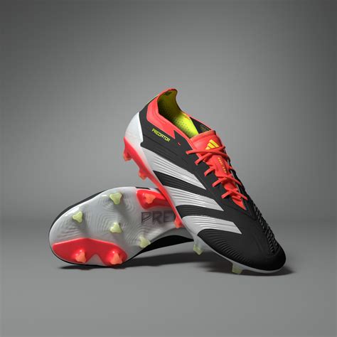 Püspök dekázik Adidas Predator focicipőben