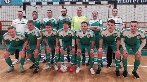 Játékvezetők egy futballpályán