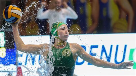 A Ferencváros női vízilabdacsapatának kupagyőzelme és ünneplése