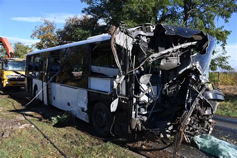 A baleset helyszíne és az összeroncsolódott autóbusz