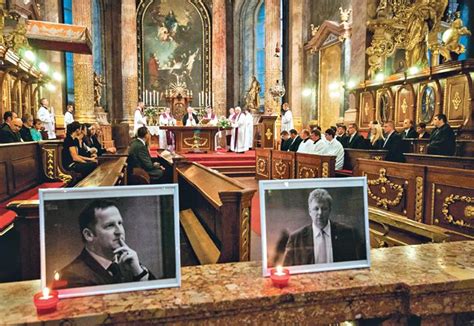 A balesetben elhunyt Tapodi Péter és Fűzy Ákos emlékére állított mécsesek