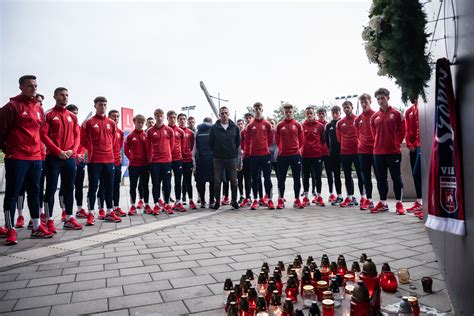 Labdarúgócsapat játékosai cserére készen