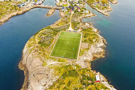 A látványos, vízparti Henningsvaer Stadion Norvégiában