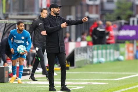 A Newcastle United edzői stábjának munkája az edzőközpontban