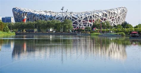 A pekingi olimpiai park látképe a Madárfészek stadionnal és a Vízikockával