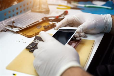 Szakember által végzett mobiltelefon kijelző csere