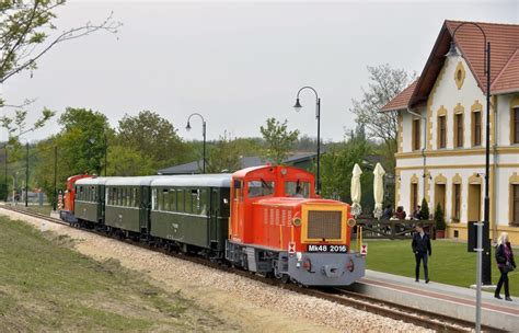 Vál-völgyi Kisvasút mozdony és szerelvény