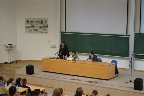 Klinghammer István előadása egy konferencián
