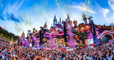 Tomorrowland fesztivál látképe a híres mottóval