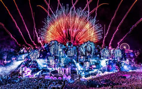 A Tomorrowland látványos nagyszínpada éjszaka