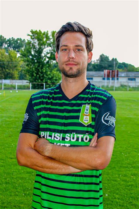 Labdarúgó játékosok biztosítási szerződést aláírnak