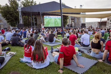 Gyermekek focimeccset néznek a stadionban