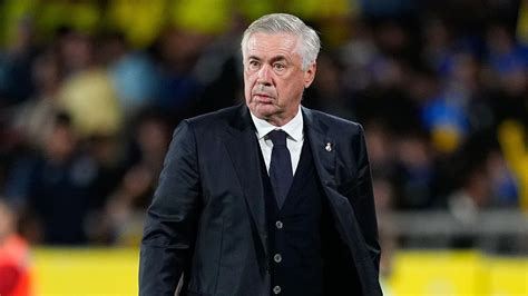 Carlo Ancelotti taktikai utasításokat ad játékosainak