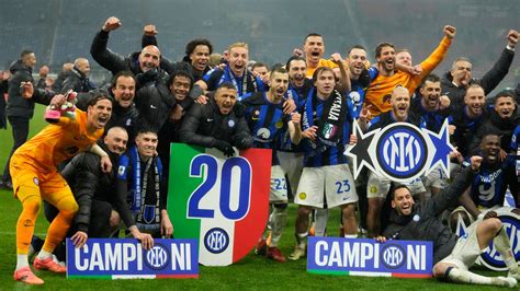 Inter Milan játékosok ünneplik a Scudetto győzelmet