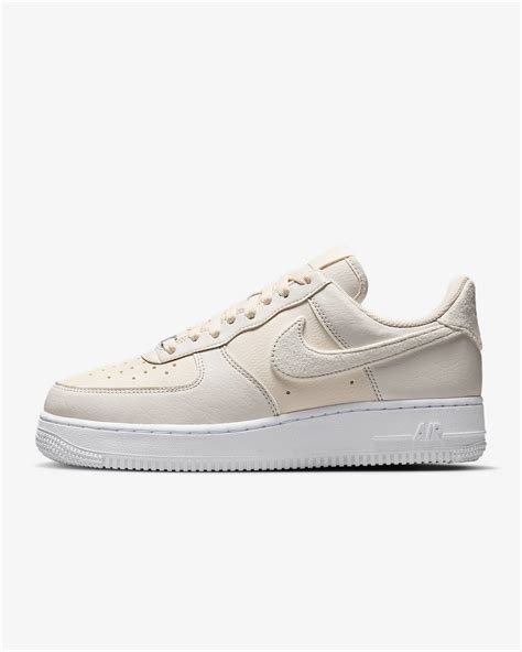 Nike logó és különböző kosárlabda cipők