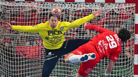 Mikler Roland, a Pick Szeged kapusa védés közben