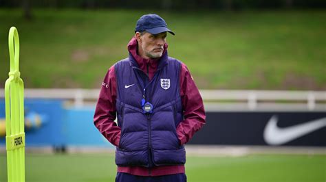 Thomas Tuchel taktikai utasításokat ad a meccs szélén
