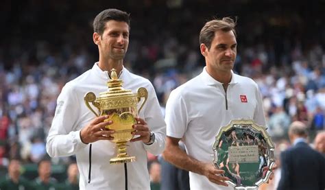 Novak Djokovic és Roger Federer teniszpályán