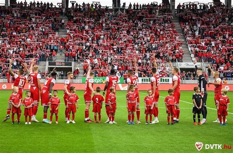 Politikai kampány a DVTK stadion előtt