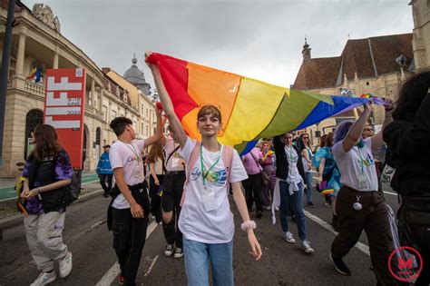 Emberek vonulnak a Pride felvonuláson
