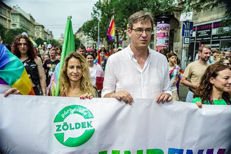 Szivárványos zászlók a Pride felvonuláson