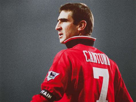 Éric Cantona a Manchester United mezszámával a hátán