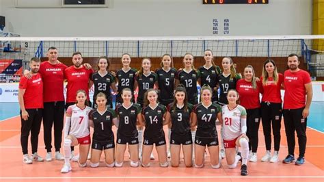 A magyar leány röplabda-válogatott ünnepli az Eb-selejtezőn aratott győzelmet