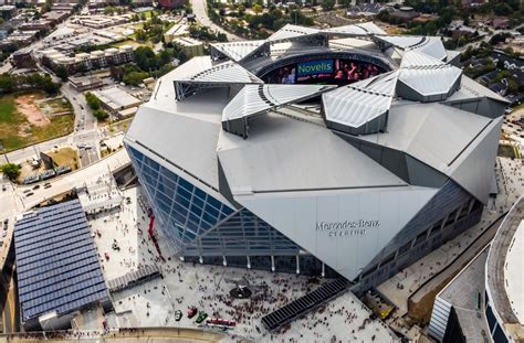 Az Atlanta Falcon szobor a Mercedes-Benz Stadion előtt
