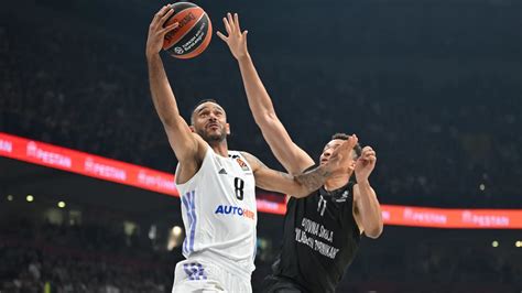 Kosárlabda játékosok az Euroliga mérkőzésen