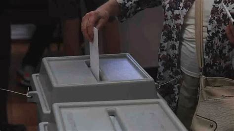választási urna és szavazóhelyiség