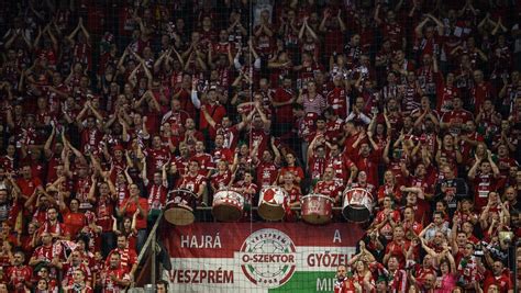 Mosonyi József a Veszprém arénában, a szurkolók között