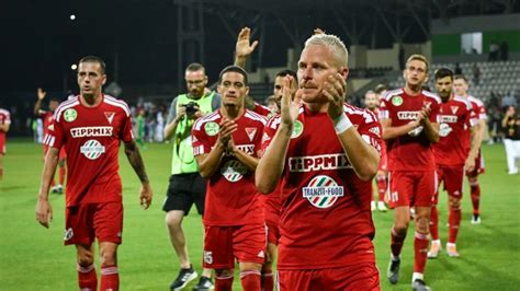 Magyarország női focicsapata ünnepli a győzelmet