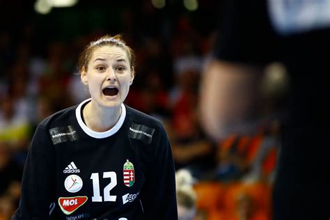 Szikora Melinda ünnepli a győzelmet csapatával