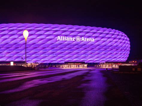 Az Allianz Arena éjszakai kivilágításban